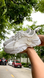 Giày sneaker nam 2 màu đen và trắng cơ bản dễ phối đồ chất liệu cao su êm mềm phù hợp mọi hoàn cảnh. Mã SP : 8332T