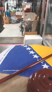 ธง บอสเนีย BOSNIA AND HERZEGOVINA ธงตั้งโต๊ะ ขนาด 14×20cm เส้นผ่านศูนย์กลาง 7.5cm สูง 35cm ไรท์สาระกับครูแว่น Tec40store