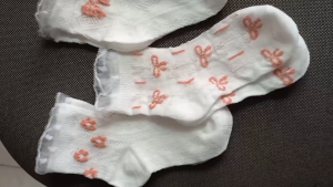 Set 5 đôi Vớ tất trắng cổ cao lưới mỏng thoáng khí mềm mại họa tiết nơ hoa xinh xắn cho bé từ 0 - 12 tuổi