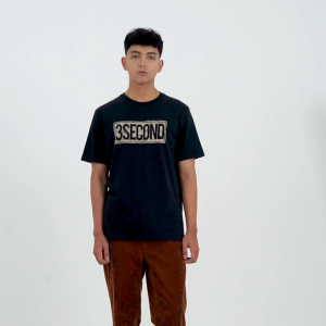 3Second Kaos Pria Katun Lengan Pendek Logo on Wall OL-341223
