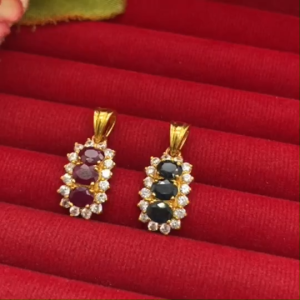 จี้ฝังพลอยเรียง 3เม็ดล้อมเพชร ทับทิมไพลิน(พลอยแท้)ขนาด1x1.5cm ชุบทอง ทองไมครอน เกรดพรีเมี่ยม ใส่ออกงานได้ งานสวย พร้อมส่ง