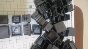 จุกรองขาโต๊ะ ขาเก้าอี้ จุกสี่เหลี่ยมสวมใน สำหรับขาเหล็กขนาด 1 นิ้ว และ 1 นิ้ว 2 หุน ผลิตจากวัสดุคุณภาพ เนื้อเหนียวทนทาน รองรับน้ำหนักได้เป็นอย่างดี