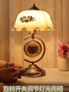 โคมไฟตั้งโต๊ะพร้อมนาฬิกาสร้างสรรค์