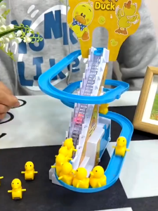 เป็ดไต่บันได สไลเดอร์ ของเล่นไฟฟ้า เป็ดน้อย ปีนบันได ของเล่นเด็ก สไลด์เป็ดน้อยสีเหลือง