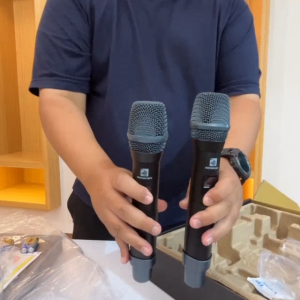 Relacart UR-222D ไมโครโฟนไร้สายแบบถือ ย่าน UHF ช่วงความถี่ UHF 748-758 MHz ระยะการใช้งาน 80 – 100 เมตร AT Prosound