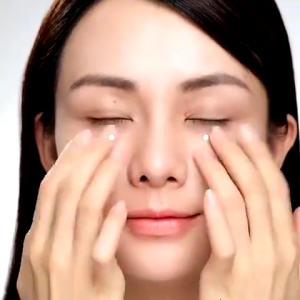 Krim Mata Vitamin C 20g Nourishing eye cream deeply hydrates skin around eyes brightens complexion keeps eye area smooth for daily eye skin care