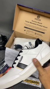 Sepatu Cowok Keren Putih Kombinasi Hitam Sneakers Kasual Distro Premium