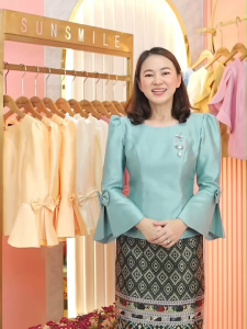 เสื้อผ้าเบลาส์ สีเส้นเนื้อพรีเมี่ยม 4 ส่วน ทรงกระดิ่ง แต่งพับจีบติดโบว์ หน้ากว้าง 45 สมบูรณ์ ส่วนผสม: ของ หรู ดูหรู แท็บ ซ่อนความนิยม สามารถส่งไปที่พักหากต้องการ