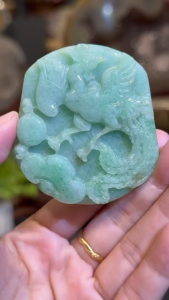 burma jadeite pendant 💯天然缅甸翡翠冰糯青底飘黄吊坠 凤凰🐦‍🔥雕刻 凤凰寓意为祥瑞灵鸟、代表安宁和平、也代表美满婚姻、坚强勇敢  高(Height): 5.8cm  宽(Width): 5.3x0.8cm  重(Weight): 55g