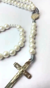 Kalung rosario akrilik putih 77 bapa kami