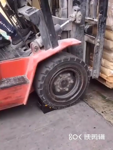 2PCS Car Truck Tire Anti-slip Stopper Portable Tire Locator Auto Rubber Tyre Positioner Tire Anti-skid Triangle Pad