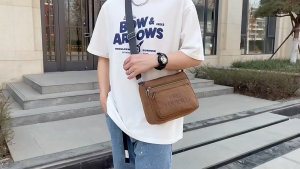 กระเป๋าสะพายข้างผู้ชาย กระเป๋าสะพาย เกาหลี เรียบง่าย ความจุสูง กระเป๋าสะพายข้าง กระเป๋าผู้ชาย น้ำหนักเบา กันน้ำ ความจุขนาดใหญ่