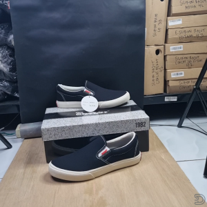 Sepatu Warrior Slip On Sneaker Pria Tali Hitam Putih