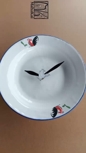 Jam dinding unik piring ayam jago enamel aesthetic hadiah unik mesin jam sweep halus souvenir hiasan dinding cafe restoran wall clock