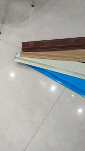 ลอนรั้วระแนง (คละสี) ท่อนละ 1 เมตร ราคา 20 บาท