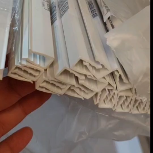 ตัวปิดปลาย U (UPVC) สีขาว ตัวปิดขอบแผ่นโพลีคาร์บอเนต งานหลังคา วัสดุก่อสร้าง ความยาว 2.5 เมตร (1 เส้น)