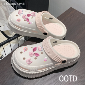 Xishop รองเท้าแตะแฟชั่นหัวโต ทรงสุดฮิตตลอดกาลใส่กันทั่วบ้านทั่วเมือง แถมรุ่นนี้ใส่สบายด้วยวัสดุยางนิ่มคุ้มค่ากับราคาที่จ่ายมาแน่นอน เพราะเราแถมตัวติดไปให้ด้วยเลยในเซ็ท