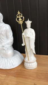 Bộ ba tam thánh (phật Thích Ca- Phật quan âm- phât Địa Tạng) chất liệu Đá đúc (-Nhiều màu sắc). Trang trí trên ô tô tiểu cảnh bonsai ghép lũa để bàn trà phòng khách bàn làm việc thờ cúng phong thủy…