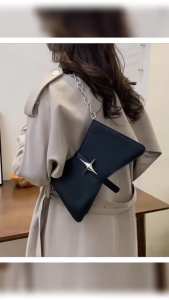 QV SHOP กระเป๋าสะพายข้างกระเป๋าสะพายแฟชั่นวินเทจหนัง PU ร้อนเงินเก๋สีทึบกระเป๋าถือผู้หญิง