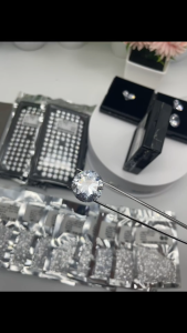 พลอย CZ สีขาว  เกรดEXCELLENTและเกรดPREMIUM มีหลายขนาดให้คุณเลือก พลอยรัสเซีย CUBIC ZIRCONIA  GRADE 3A & 5A เพชรน้ำร้อยขาวสะอาดประกายแวววาว เป็นเครื่องประดับแฟชั่น