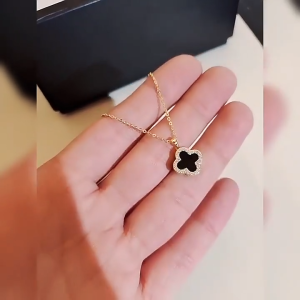 Roman Holiday Four Leaf Clover Necklace: A Light Luxury Niche Clavicle Chain