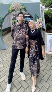 couple batik kemeja lengan panjang outfit kondangan terbaru 2024