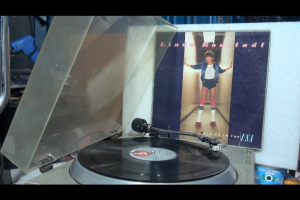 1 แผ่นเสียง 12นิ้ว f83 LINDA RONSTADT แผ่นVG+ริ้วรอยบาง เสียงรบกวนนิดหน่อยไม่มีรอยลึก แผ่นล้างทำความสะอาดแล้ว ปก2ชั้นVG+มีตำหนิขอบนิดหน่อย ขอบไม่ขาด สันไม่ทะลุ