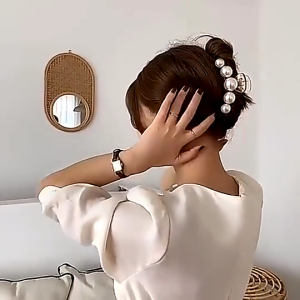 GTB Jepit Rambut Mutiara Gaya Korea Jepitan Wanita Cantik Anak & Dewasa A140\\n\\n Apa Itu Aksesori Rambut Anak Dewasa?\\n\\nAksesori rambut anak dewasa adalah perhiasan atau aksesoris yang digunakan untuk menambah gaya rambut seseorang. Dalam hal ini, kami akan membahas tentang jepit rambut mutiara gaya Korea, yang merupakan aksesori rambut populer di kalangan wanita dan anak-anak.\\n\\n Mengapa Penting untuk Memilih Jepit Rambut Berkualitas Tinggi\\n\\nPenting untuk memilih jepit rambut berkualitas tinggi karena mereka akan memberikan tampilan yang lebih baik dan lebih tahan lama. Jika Anda memilih jepit rambut berkualitas rendah, mereka mungkin akan rusak dengan cepat atau bahkan merusak rambut Anda. Oleh karena itu, penting untuk memilih jepit rambut berkualitas tinggi yang akan memberikan tampilan yang indah dan tahan lama.\\n\\n Bagaimana Mencari Jepit Rambut yang Sesuai dengan Gaya Rambut Korea\\n\\nUntuk mencari jepit rambut yang sesuai dengan gaya rambut Korea, Anda perlu mempertimbangkan beberapa faktor. Pertama, Anda harus memastikan bahwa jepit rambut tersebut cocok dengan warna dan tekstur rambut Anda. Kedua, Anda harus mempertimbangkan gaya rambut Korea yang ingin Anda capai. Terakhir, Anda harus memastikan bahwa jepit rambut tersebut berkualitas tinggi dan tahan lama.\\n\\n Bagaimana Memilih Jepit Rambut Mutiara Korea yang Tepat?\\n\\n Tips Memilih Jepitan Wanita Cantik untuk Gaya Rambut Korea\\n\\nBerikut adalah beberapa tips untuk memilih jepitan wanita cantik untuk gaya rambut Korea:\\n\\n- Pilih jepit rambut mutiara Korea yang sesuai dengan warna dan tekstur rambut Anda.\\n- Pilih jepit rambut mutiara Korea yang cocok dengan gaya rambut Korea yang ingin Anda capai.\\n- Pilih jepit rambut mutiara Korea yang berkualitas tinggi dan tahan lama.\\n\\n Cara Menyimpan dan Merawat Jepit Rambut Mutiara Korea\\n\\nUntuk menyimpan dan merawat jepit rambut mutiara Korea, ikuti langkah-langkah berikut:\\n\\n- Simpan jepit rambut mutiara Korea di tempat yang aman dan kering.\\n- Jangan membiarkan jepit rambut mutiara Korea terkena air atau suhu ekstrem.\\n- Bersihkan jepit rambut mutiara Korea secara teratur dengan kain lembut dan basah.\\n\\n Bagaimana Menggunakan Jepit Rambut Mutiara Korea untuk Gaya Rambut Korea?\\n\\n Langkah-langkah Menyulap Rambut Anda dengan Jepit Rambut Mutiara Korea\\n\\nBerikut adalah langkah-langkah untuk menggunakan jepit rambut mutiara Korea untuk gaya rambut Korea:\\n\\n1. Siapkan rambut Anda dengan mengikat atau menata rambut sesuai dengan gaya yang diinginkan.\\n2. Pilih jepit rambut mutiara Korea yang sesuai dengan gaya rambut Korea yang ingin Anda capai.\\n3. Letakkan jepit rambut mutiara Korea di bagian rambut yang diinginkan.\\n4. Sesuaikan posisi jepit rambut mutiara Korea agar sesuai dengan gaya rambut Korea yang diinginkan.\\n\\n Inspirasi Gaya Rambut Korea dengan Jepit Rambut Mutiara Korea\\n\\nBerikut adalah beberapa inspirasi gaya rambut Korea dengan jepit rambut mutiara Korea:\\n\\n- Rambut panjang dengan jepit rambut mutiara Korea di bagian samping.\\n- Rambut pendek dengan jepit rambut mutiara Korea di bagian belakang.\\n- Rambut ikat dengan jepit rambut mutiara Korea di bagian atas.\\n\\nDengan memilih jepit rambut mutiara Korea yang tepat dan mengetahui cara menggunakan dan merawatnya, Anda dapat menambahkan sentuhan gaya Korea ke gaya rambut Anda dan menunjukkan penampilan yang menawan dan cantik.\n}