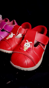 Sepatu anak bayi perempuan sol dan perekat kuat dan kombinasi warna suara cit cit motif lebah