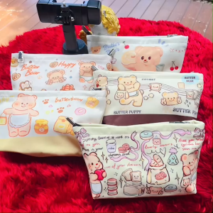 💎 กระเป๋าใส่เครื่องเขียน เครื่องสำอางค์ ใส่ได้แบบจุใจ ลายไอดอลสาวหมีเนย งานผ้านุ่ม ขนาด 20×12×6 cm