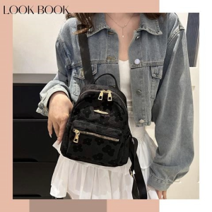 PiShops    รุ่นฮิต กระเป๋าเป้สะพายหลังแฟชั่น รูปทรงสวยสไตล์มินิมอล ปรับสายได้ตามความเหมาะสม จุของได้พอควร ลายดอกไม้สุดน่ารัก สีสวยทำถึงมาก ราคาคือดีงาม ห้ามพลาดกันน๊า