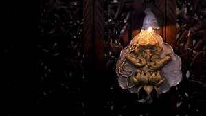 โคมไฟติดผนังแบบไทย โคมไฟติดผนังวินเทจ โคมไฟติดผนังไม้เนื้อแข็งฉลุลายพระพิฆเนศ โคมไฟตกแต่งห้องนอน ห้องนั่งเล่น ห้องรับแขก