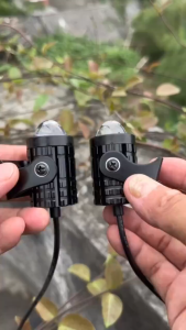 สีขาวสีเหลือง สองสีรถจักรยานยนต์ LED ไฟหน้าเลนส์ Fisheye มินิไฟขับสปอตไลท์ไฟตัดหมอก