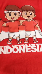 Kaos Kemerdekaan Indonesia Hut RI 80 Baju Anak Laki Laki perempuan tema 17 Agustus 1945 Terbaru COD\\n\\n Pengenalan Kaos Kemerdekaan Indonesia\\n\\nKaos Kemerdekaan Indonesia adalah pakaian yang dirancang khusus untuk merayakan Hari Ulang Tahun Republik Indonesia ke-80 (HUT RI 80). Desain ini mencerminkan semangat patriotisme dan kebanggaan nasional. Kaos ini tersedia dalam berbagai ukuran untuk anak laki-laki dan perempuan dengan tema 17 Agustus 1945. Salah satu model yang kami tawarkan adalah kaos lengan panjang salur, yang cocok untuk berbagai acara merayakan kemerdekaan.\\n\\n Model Tangan Panjang Salur\\n\\nModel kaos tangan panjang salur adalah pilihan yang tepat untuk anak-anak Anda saat merayakan kemerdekaan. Kaos ini dibuat dengan desain yang menarik dan bahan yang nyaman. Selain itu, kaos ini dilengkapi dengan sablon digital printing (DTF), yang membuatnya lebih awet dan tahan lama.\\n\\n Bahan Cotton Combed 30s\\n\\nKaos Kemerdekaan Indonesia dibuat dari bahan cotton combed 30s, yang merupakan jenis bahan kain katun yang paling favorit. Bahan ini lembut, nyaman, adem, dan menyerap keringat dengan baik. Oleh karena itu, kaos ini cocok untuk dikenakan di berbagai cuaca.\\n\\n Sablon Digital Printing (DTF)\\n\\nSablon digital printing (DTF) digunakan untuk mencetak desain pada kaos Kemerdekaan Indonesia. Sablon ini memiliki kelebihan seperti fleksibilitas dan elastisitas, serta ketahanan yang lebih baik dibandingkan sablon konvensional. Selain itu, sablon ini dapat disetrika, namun kami menyarankan untuk menyetrika bagian dalam kaos agar lebih awet.\\n\\n Keunggulan Kaos Kemerdekaan Indonesia\\n\\nBerikut adalah beberapa keunggulan dari kaos Kemerdekaan Indonesia:\\n\\n- Jahitan leher double stick\\n- Jahitan pundah rantai\\n- Jahitan tangan overdeck kumis\\n\\n Cara Pembelian Kaos Kemerdekaan Indonesia\\n\\nAnda dapat membeli kaos Kemerdekaan Indonesia dengan mudah melalui metode bayar ditempat (COD). Kami juga menyediakan foto produk yang sesuai dengan deskripsi, sehingga Anda dapat yakin dengan apa yang Anda beli.\\n\\n Bayar ditempat (COD) Berlaku\\n\\nKami menerima pembayaran langsung saat barang sampai di alamat Anda. Dengan metode ini, Anda dapat memeriksa kualitas dan kondisi kaos sebelum membayar.\\n\\n Real picture\\n\\nProduk kami disertai dengan foto produk yang sesuai dengan deskripsi. Anda dapat melihat detail kaos dan mengecek apakah sesuai dengan kebutuhan Anda.\\n\\nKaos Kemerdekaan Indonesia Hut RI 80 adalah pilihan yang tepat untuk merayakan kemerdekaan bersama keluarga dan teman-teman. Dengan bahan yang nyaman, desain yang menarik, dan metode pembayaran yang mudah, Anda dapat merayakan kemerdekaan dengan cara yang spesial.\n}
