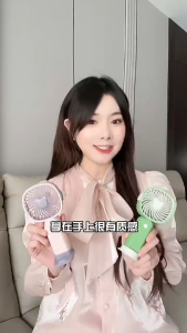 4000mah Mini Fan With Sray Rechargable Portable Fan Handheld Mini Electric Fan For School With Phone Holder