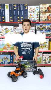 Xe Ô Tô Địa Hình To có Điều Khiển Từ Xa - Di Chuyển 4 Chiều Dùng Pin Sạc Cho Bé Động Cơ Mạnh Mẽ [1:18] 2.4GHZ - Mã O15