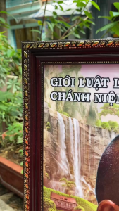 Tranh Sư Thích Minh Tuệ chất liệu in gỗ tráng gương đóng khung đen cổ điển