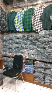 Kemeja flanel motif lengan panjang warna abu garis hitam kombinasi / Kemeja flanel pria terbaru