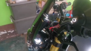 ชิวหน้ามอเตอร์ไซค์ สูง 30 ซม. พร้อมขาจับ สำหรับไฟหน้า 6-7 นิ้ว ชิวบังลมหน้า ชิลด์หน้า บังลมมอเตอร์ไซค์