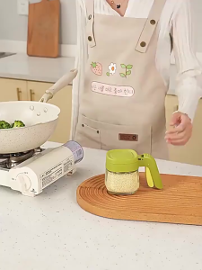 Tempat Penyimpanan Bumbu Garam Dengan Peganggan Pembuka Tutup Model Flip Top