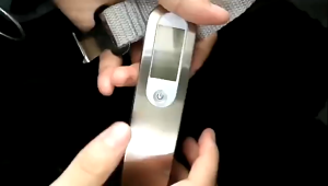 พร้อมส่ง เครื่องชั่งน้ำหนักแบบพกพา น้ำหนักสูงสุด 50kg ที่ชั่งน้ำหนักกระเป๋าเดินทาง จอแสดงผลดิจิตอล