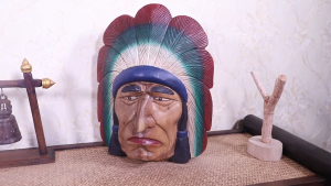 ไม้เนื้อแข็งสไตล์อินเดียรูปหัวหน้าปั้นเครื่องประดับงานฝีมือตัวละคร Avatar ตกแต่งห้องนั่งเล่น เครื่องประดับไม้แกะสลักอุปกรณ์ตู้ทีวี ตกแต่งบาร์