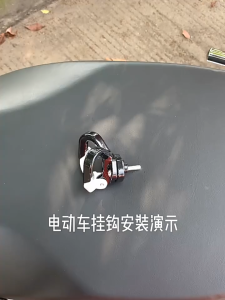 ตะขอแขวนของมอเตอร์ไซค์ ตะขอแบบคู่ ตะขอโลหะสองชั้นบริสุทธิ์ทนทานและไม่เสียรูปง่าย ช่วยเพิ่มพื้นที่ช่วงล่างของรถจักรยานยนต์