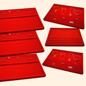 ถาดกำมะหยี่ใส่เครื่องประดับ เก็บแหวน ต่างหู จัดโชว์ทอง เครื่องเพชร ขนาด ก20xย30 ส2 cm. แบบฟูก+ปูเรียบ สีแดง