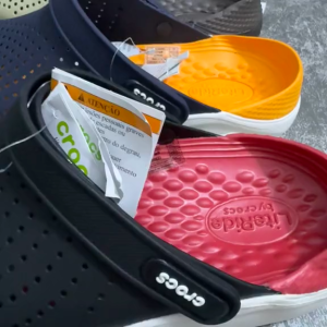 รองเท้าแตะcrocsแบบสวมของผู้หญิง +ชาย ผลิตจากย่างแท้100%คุณภาพดีเยี่ยม งานสวยน้ำหนักเบาราคาถูกมีหลายสีให้เลือก สั่งแล้วไม่ผิดหวังแน่นอนจ้า