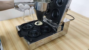 เครื่องทำโดนัด 4 ชิ้น เครื่องทำโดนัท ไฟฟ้า เตาโดนัทจิ๋ว เครื่องอบโดนัท✔📢🚚**พร้อมส่ง**