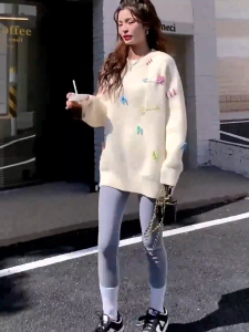 Korean style womens knitted sweater Retro round neck long sleeve knitted sweater bear pin