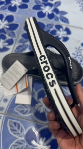 รองเท้า Crocs รองเท้าแตะหูหนีบ ใส่เท่ใส่สวย งานดีทุกคู่ เป็นรองเท้ายาง