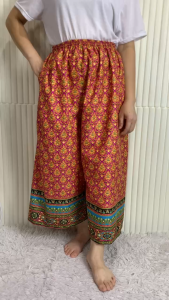 กางเกงลายท้องทะเล/ ต้นไม้ ผืน มีหลายสี ผ้าไหมพิมพ์ลาย ไม่มัน ไม่ลืน ไม่ลงแป้ง ผ้าคอตตอน กว้าง 2 มม เมตร