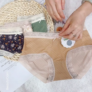 New Japanese girls nude sense of floral polka dot ice silk graphene mask panties for women新款日系少女碎花圆点冰丝速干石墨烯裤内裤女士